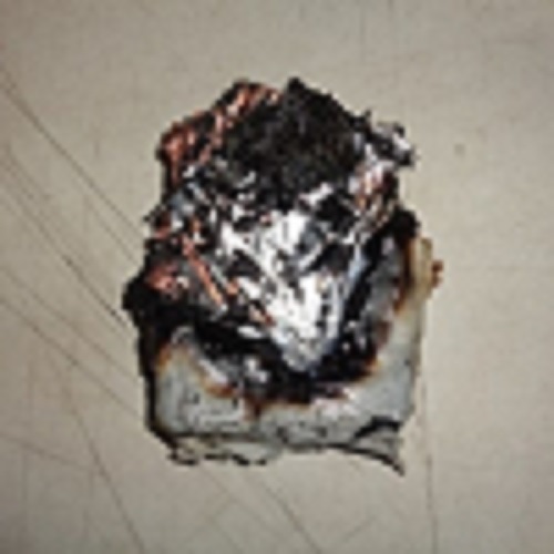 発火事故の原因とみられる小型充電式電池の写真
