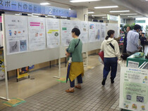 市役所1階で展示をしている様子(写真)