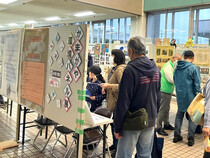 市役所1階で展示をしている様子(写真)