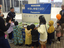 ソーラートレインの展示をしている様子