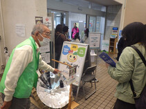 ソーラークッカーの展示をしている様子
