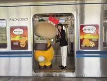 市長とかまたんと車体広告の写真
