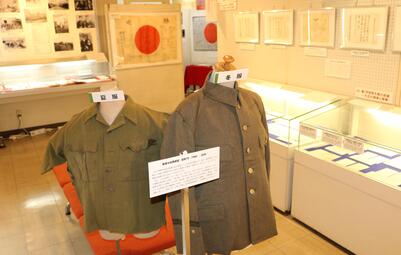 軍服や日の丸などの展示品の写真