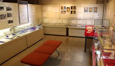 珍しい資料が並べられた展示室の写真