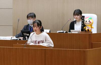 発言する石黒議員（中央）の写真