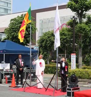 国旗を掲揚する芝田市長(右)と駐日スリランカ大使の写真