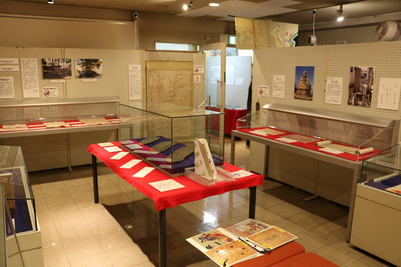一堂に展示された文化財の資料の写真