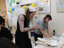 アートショップで作業するオルガさん(左)らの写真
