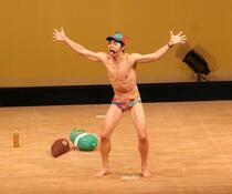 小島よしおさんのパンツの色はSDGsの17色の写真