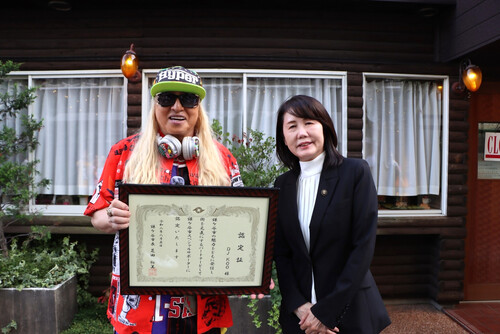 芝田市長とDJKOOさんの認定式の記念写真の様子
