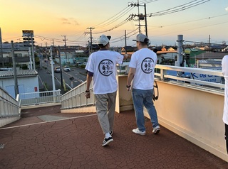 塙さんとトミドコロさんが番組を収録している様子の写真