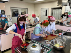参加者のかたが料理をしている様子（写真）