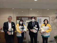 初富保健病院へのタオル贈呈の写真