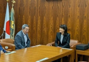 恵庭市の原田市長と芝田市長(写真)