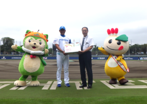 松本組合長から稲葉ファーム監督へ梨を贈呈(写真)