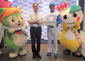 稲葉ファーム監督に梨を贈呈する松本りぎょうくみあいちょう（写真）