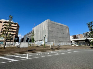 商業棟（手前）とマンション棟（奥）（写真）