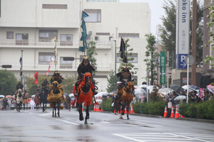 雨の中の騎馬武者行列の様子（写真）