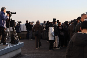 屋上に集まった人の様子(写真)