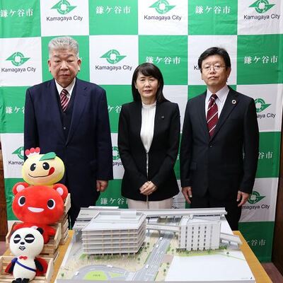 小林社長（左）、和田理事長（右）と3人で（写真）
