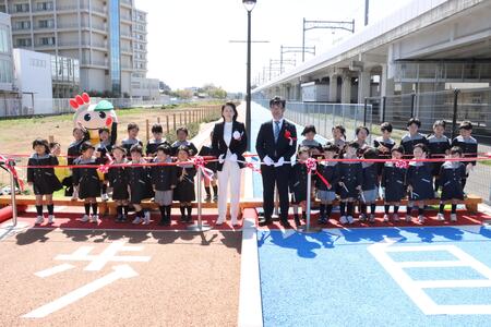 子どもたち、中村市議会議長と一緒にテープカット（写真）