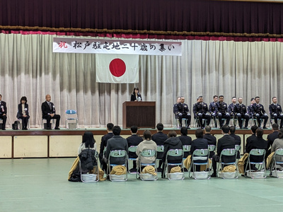 式典で祝辞を述べる芝田市長（写真）