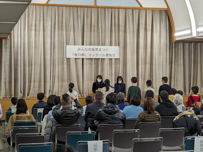 表彰状を贈呈する芝田市長（写真）