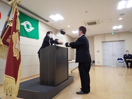 飯田団長へ辞令を交付する市長