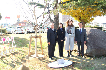 写真（（左から）植樹式に参加する大澤会長、芝田市長、オルガさん、中村市議会議長）