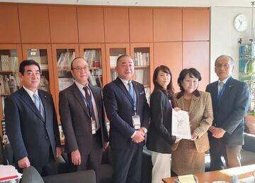 写真（参議院議員会館（猪口参議院議員）要望時の様子）