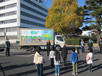 （写真）報告会で挨拶をする芝田市長