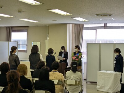 会場で委嘱状を交付する様子（写真）