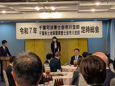 懇親会で挨拶をする芝田市長（写真）