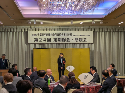 懇親会で挨拶をする芝田市長（写真）
