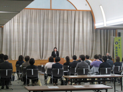 委嘱状交付後に挨拶をする芝田市長（写真）