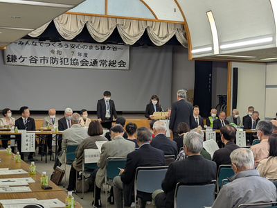 防犯功労者や団体に表彰状を贈呈する芝田市長（写真）