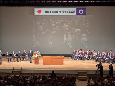 記念式典の会場で紹介された芝田市長（写真）