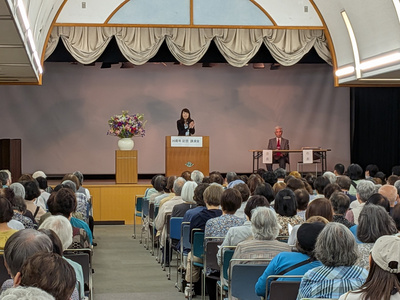 講演会の前に挨拶をする芝田市長（写真）