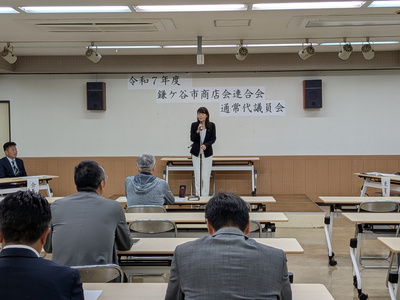 挨拶をする芝田市長（写真）