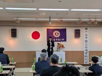 挨拶をする芝田市長（写真）