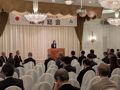総会で挨拶をする芝田市長（写真）