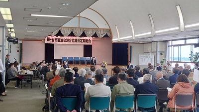 定期総会で挨拶をする芝田市長（写真）