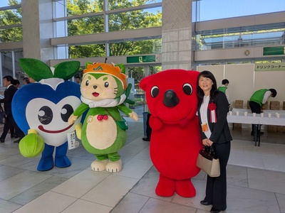 会場を活気づけたキャラクターたちと芝田市長（写真）