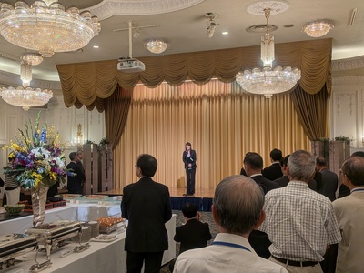 懇親会で挨拶をする芝田市長（写真）