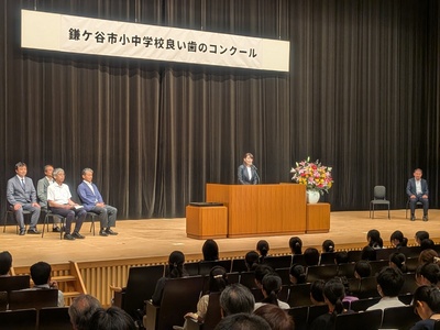 表彰式で挨拶をする芝田市長（写真）