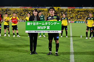 試合後、MVP賞を贈呈する芝田市長（写真）