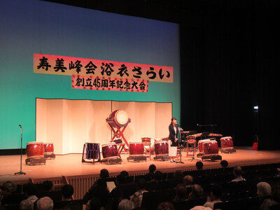 来賓として挨拶する芝田市長（写真）