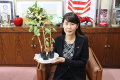 ど根性ひまわりの苗を持っている芝田市長（写真）