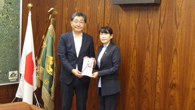 京葉瓦斯株式会社江口社長から寄附目録を受け取る芝田市長（’写真）