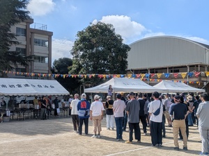開会式で挨拶する芝田市長(写真)